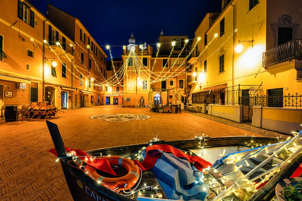 piazza di laigueglia addobbata con luci di natale
