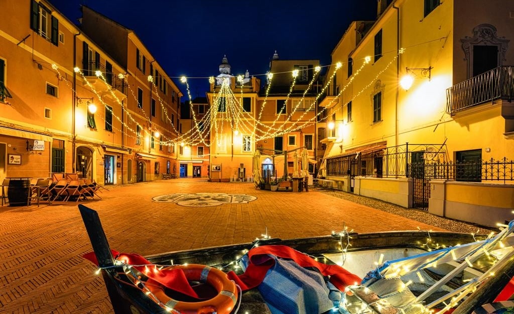 piazza addobbata per il natale a laigueglia
